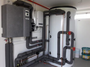 Hydraulikmodul mit Pufferspeicher einer Luft-Wasser-Wärmepumpenanlage